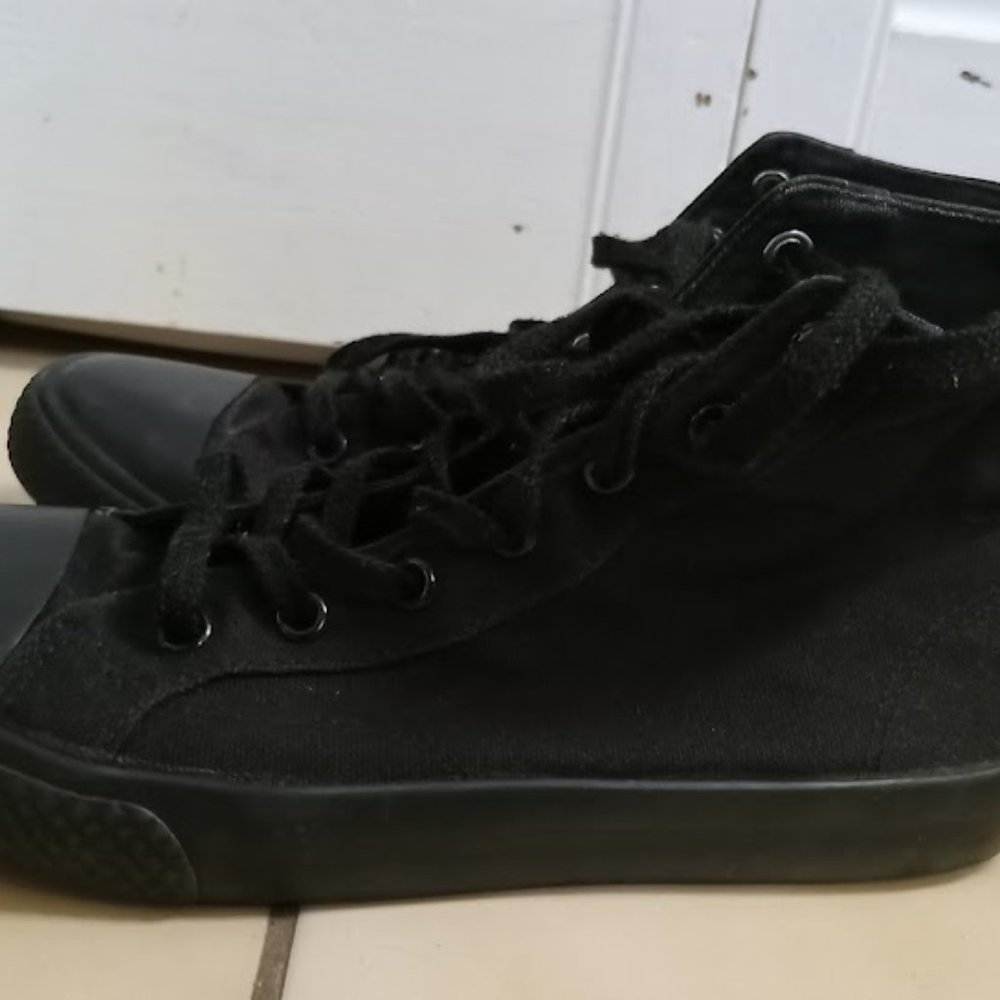 👟🖤 Payless Converse-Style Everyday Black Canvas Shoe - Size 7 🖤👟